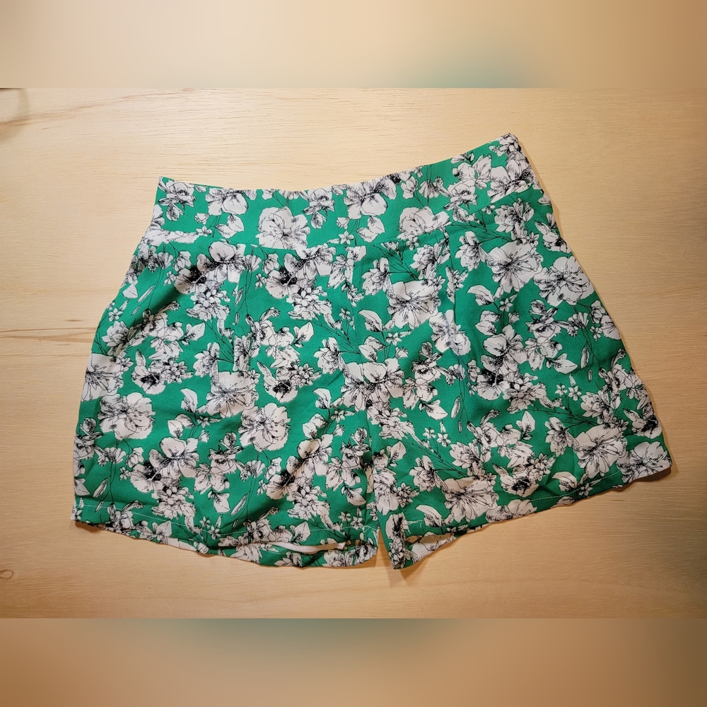 Cutie green lined & pleated shorts NWT
